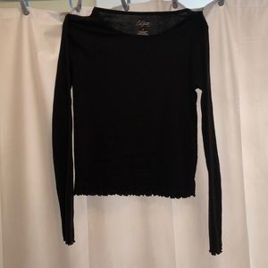 Cute black long sleeve crop top!